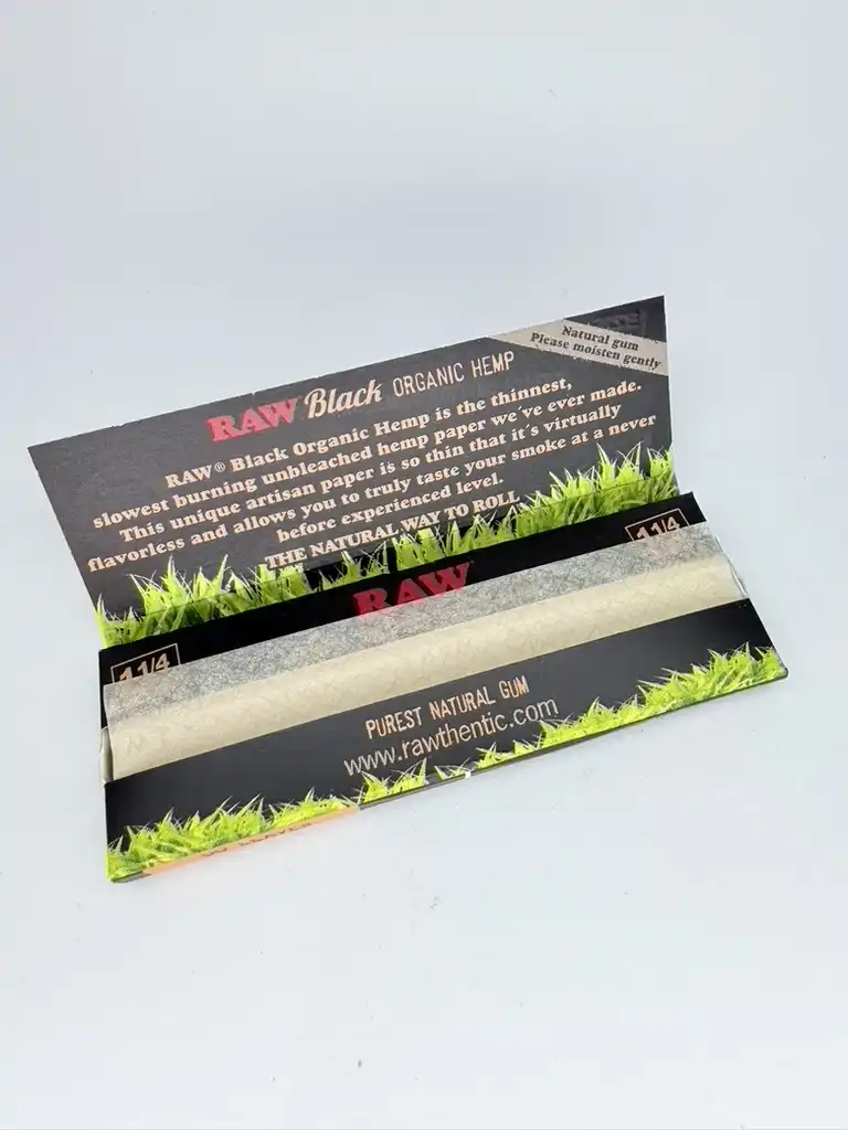 Cada hoja es ultra-fina, con porosidad extremadamente baja, lo que permite una combustión más lenta y preserva al máximo tus terpenos y sabor. 